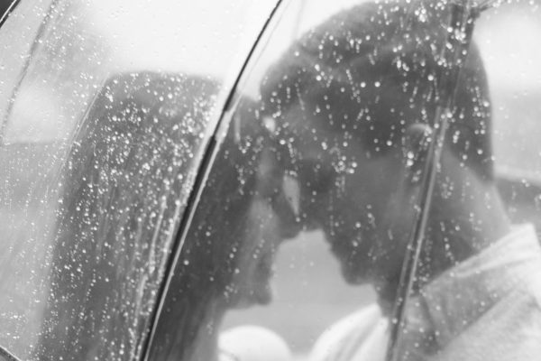 How to take great wedding photos in the rain