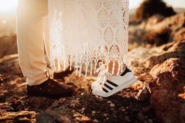 Engagement shoot ideas: Creative poses and ideas
